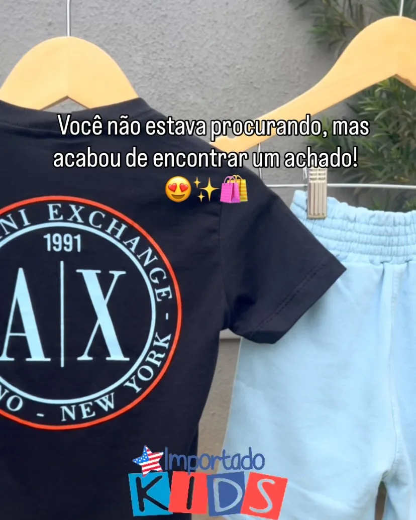 Camiseta Armani Exchange preta com bermuda azul
