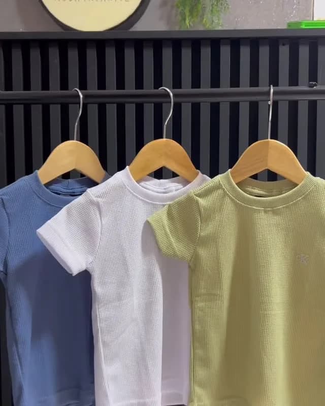 Camiseta texturizada em três cores