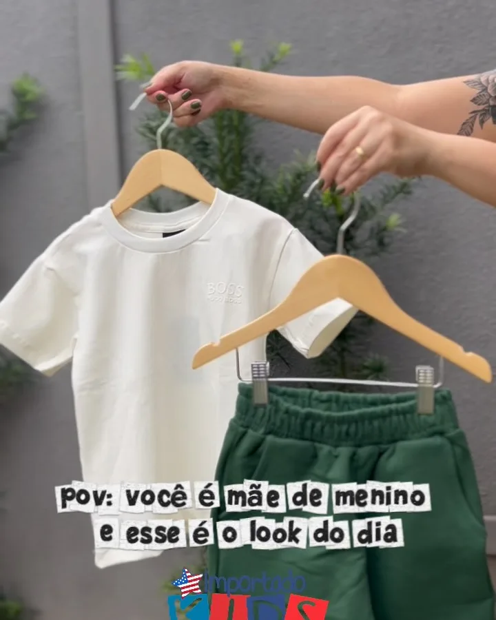 Conjunto camiseta off-white e bermuda verde