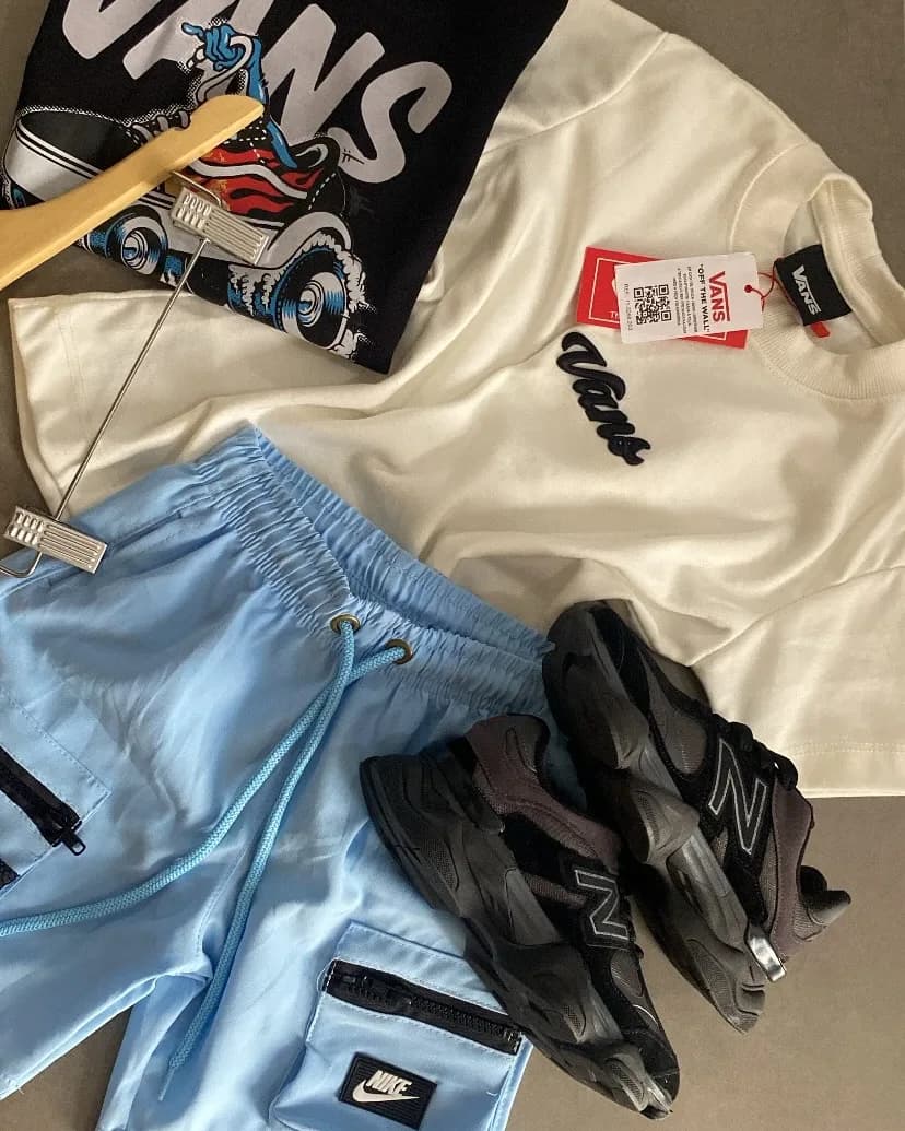 Look Vans e Nike: camiseta off-white e bermuda azul